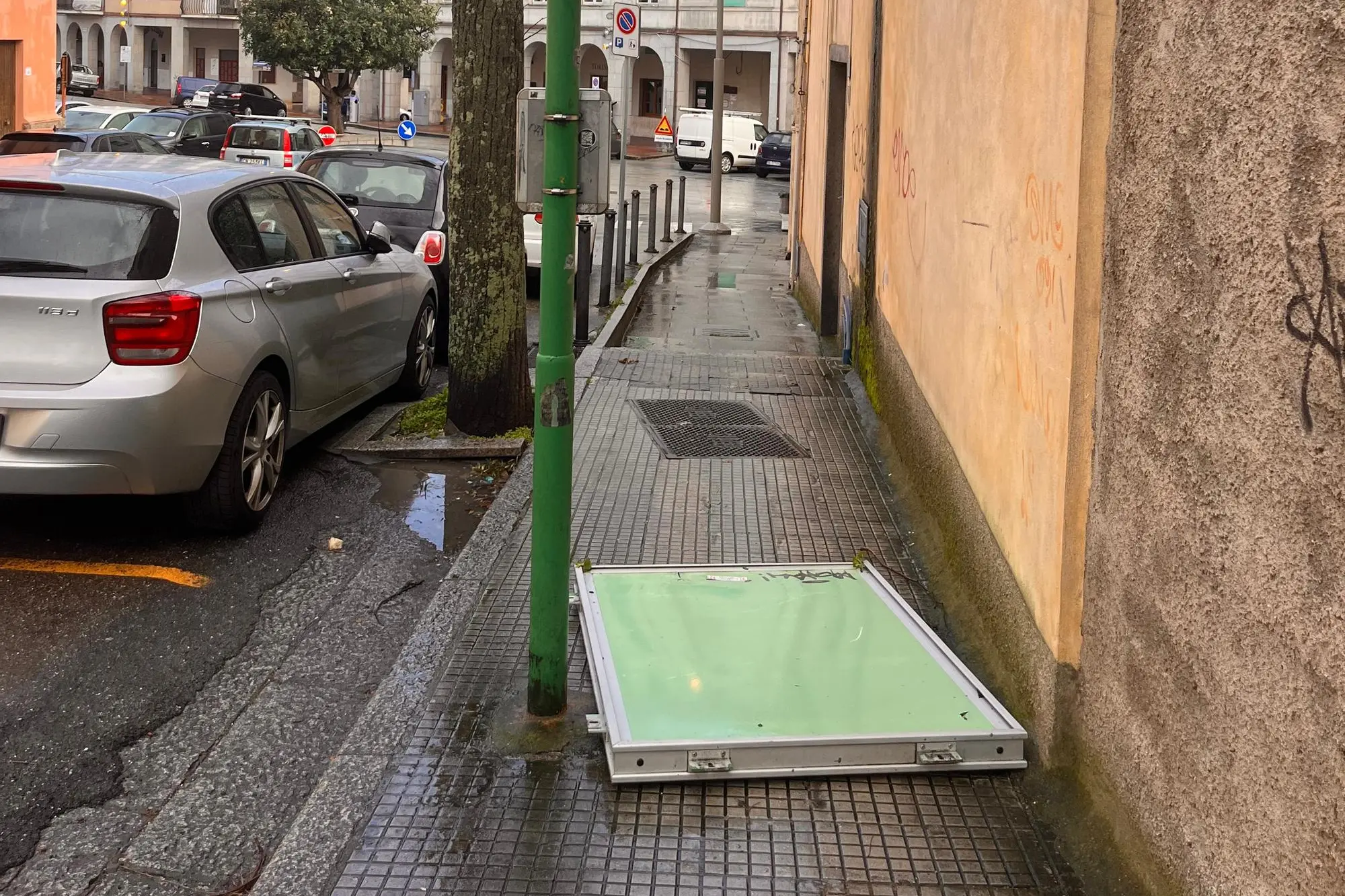 Una pensilina abbattuta dal vento