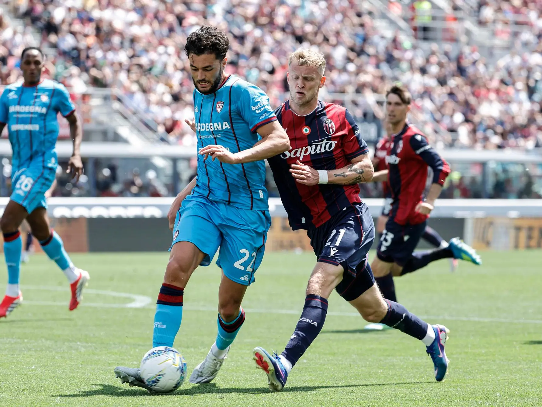 Alberto Dossena anticipa Jens Odgaard in Bologna-Cagliari (foto Ansa)