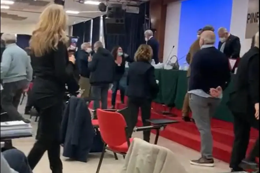 La bagarre durante l'assemblea (via Ansa)