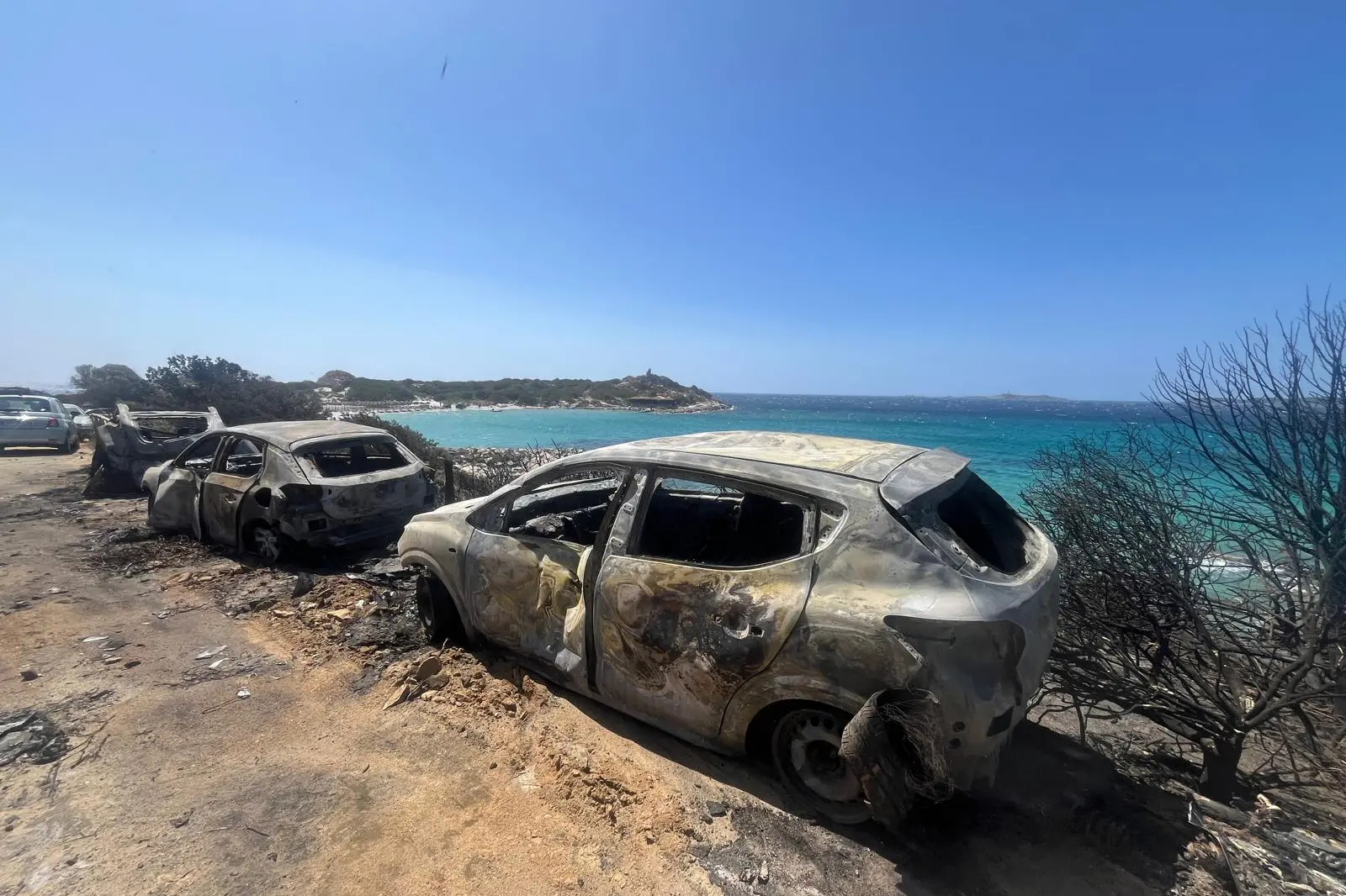 Auto distrutte dall'incendio di Punta Molentis