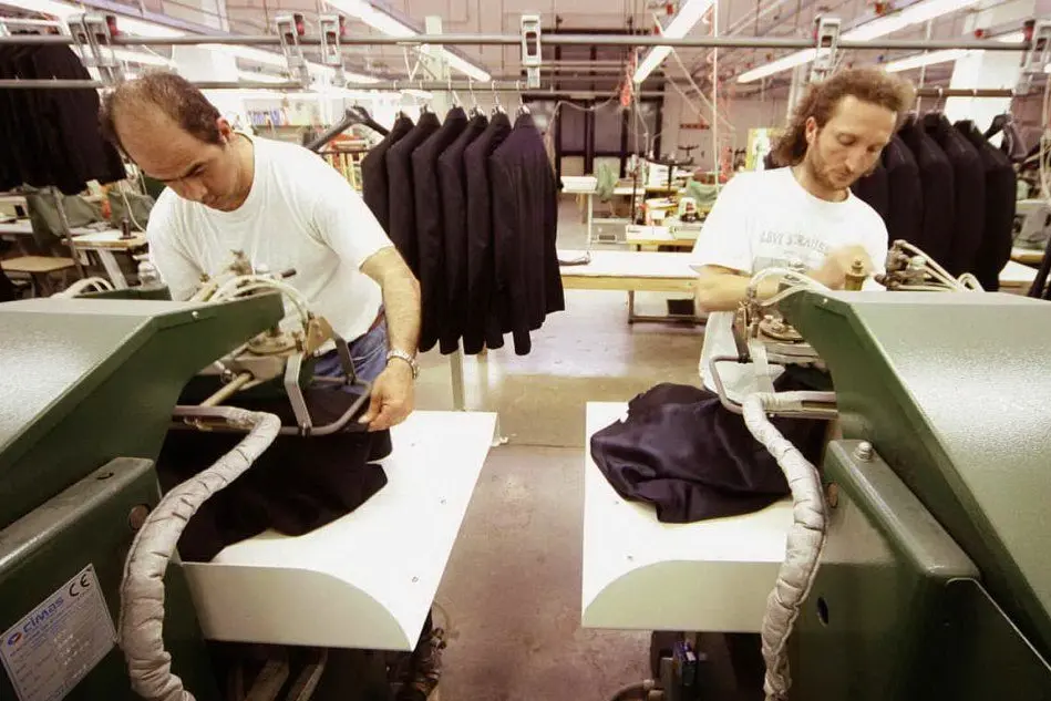 Lavoratori di un'azienda italiana (Ansa)