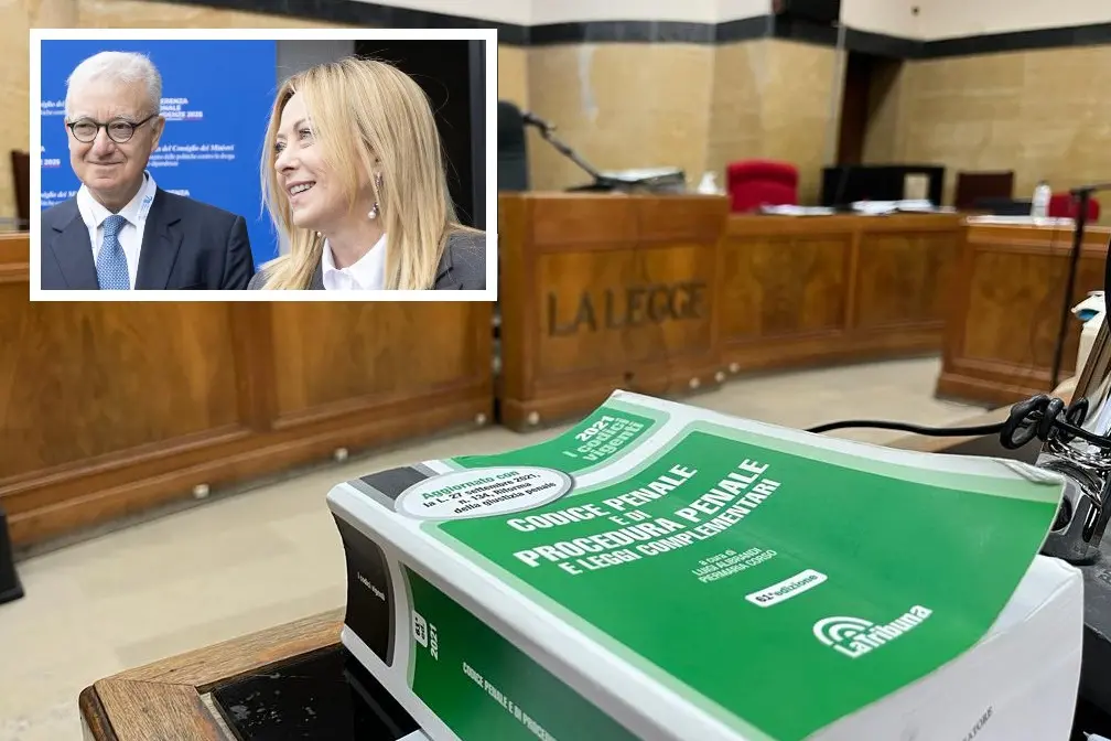 Un'aula di tribunale e, nel riquadro, Giorgia Meloni e Alfredo Mantovano