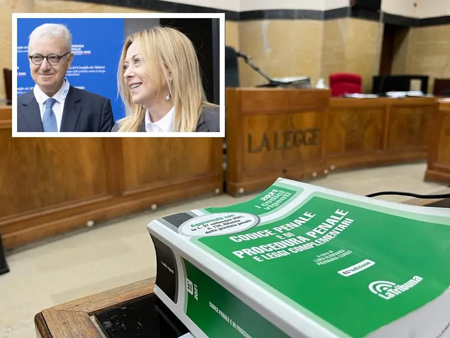Un'aula di tribunale e, nel riquadro, Giorgia Meloni e Alfredo Mantovano