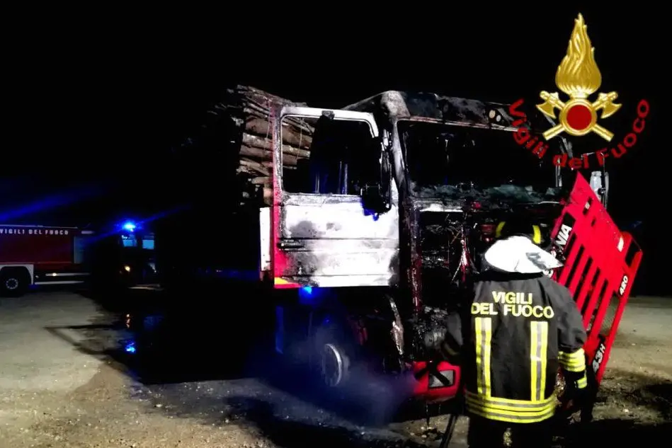 Uno dei camion distrutti dalle fiamme (foto Vigili del fuoco)