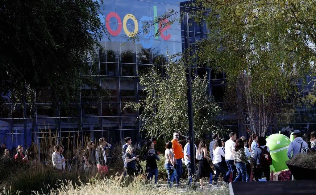 Lavoratori fuori dalla sede di Google in California