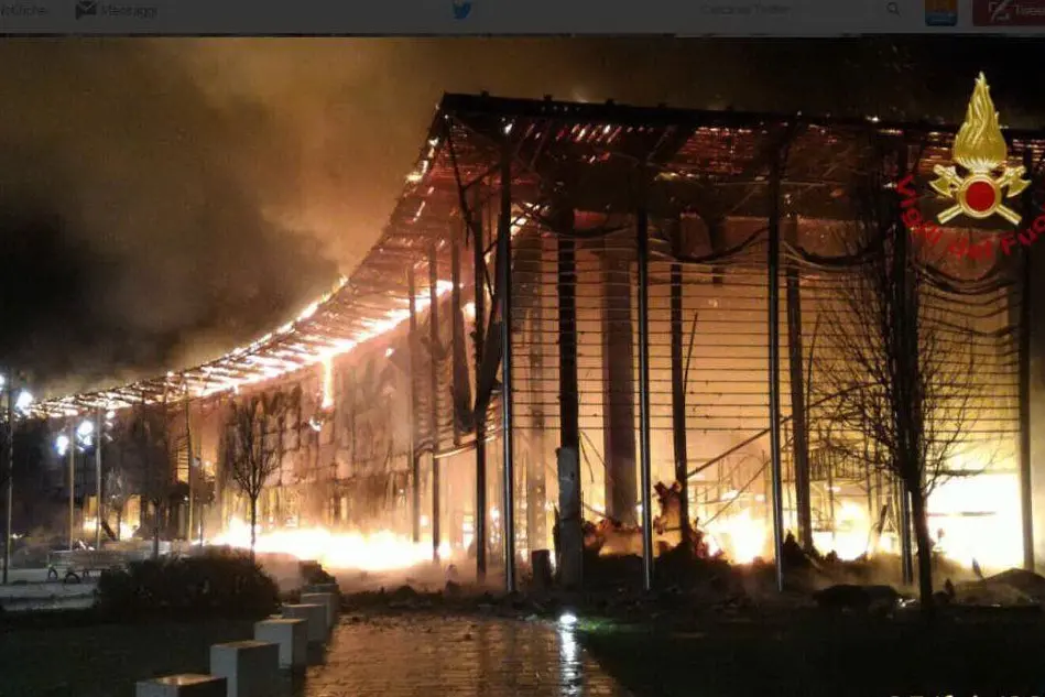 Incendio nel trevigiano: le fiamme distruggono un centro commerciale a Oderzo