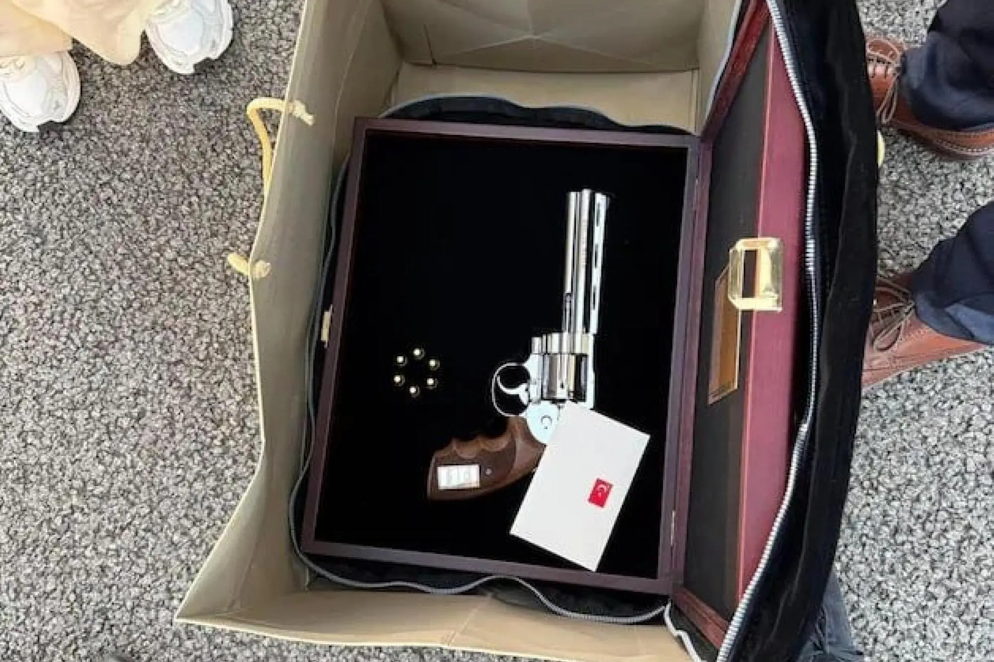 La pistola regalata dal presidente turco, Recep Tayyip Erdogan, ai leader dopo il vertice NATO di Ankara (Ansa)