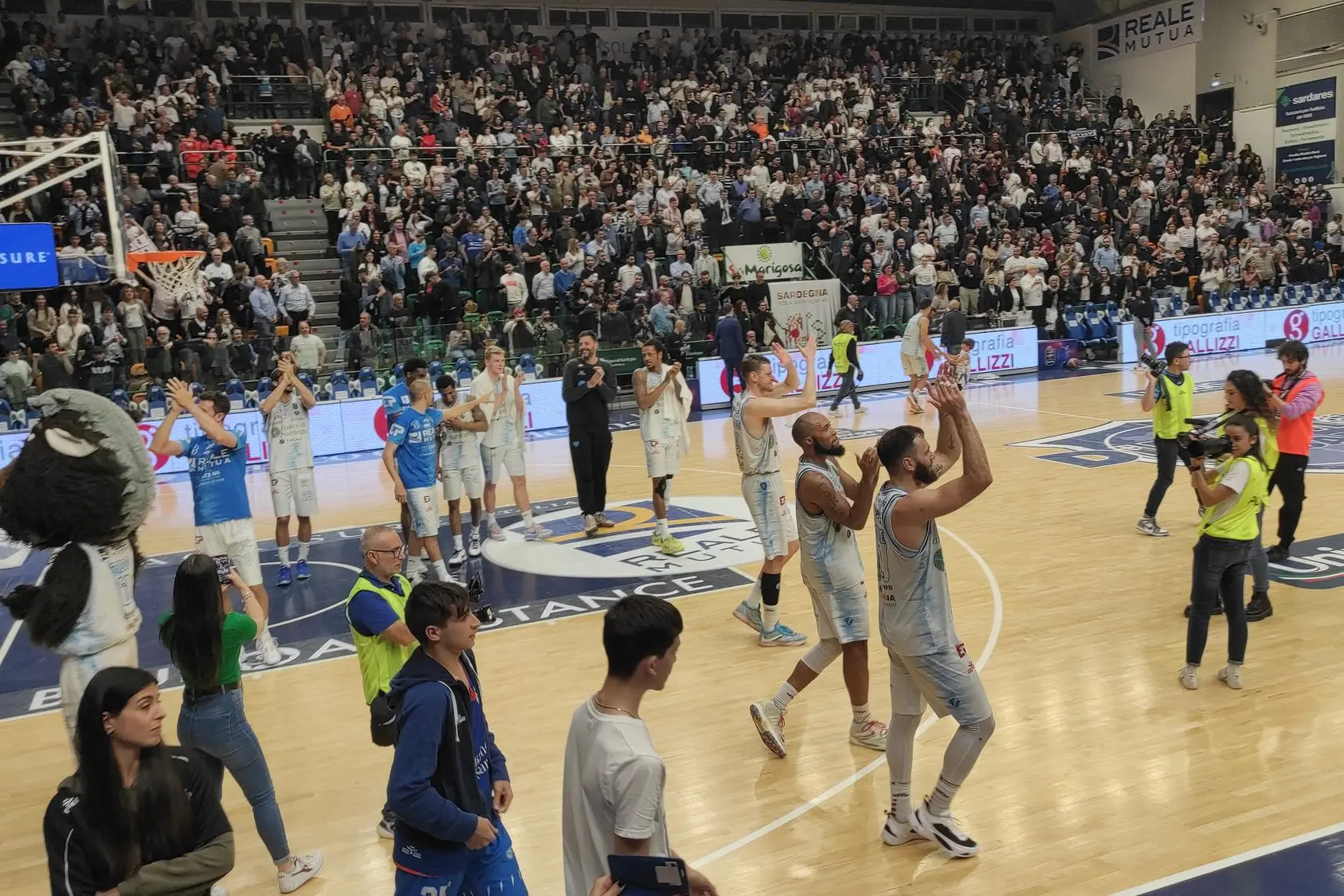 La Dinamo dopo una vittoria al PalaSerradimigni (foto Marras)