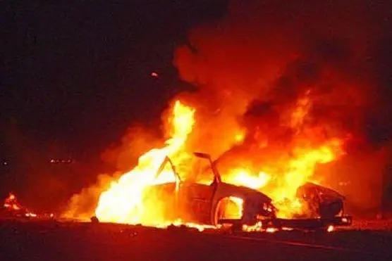 Un'auto in fiamme