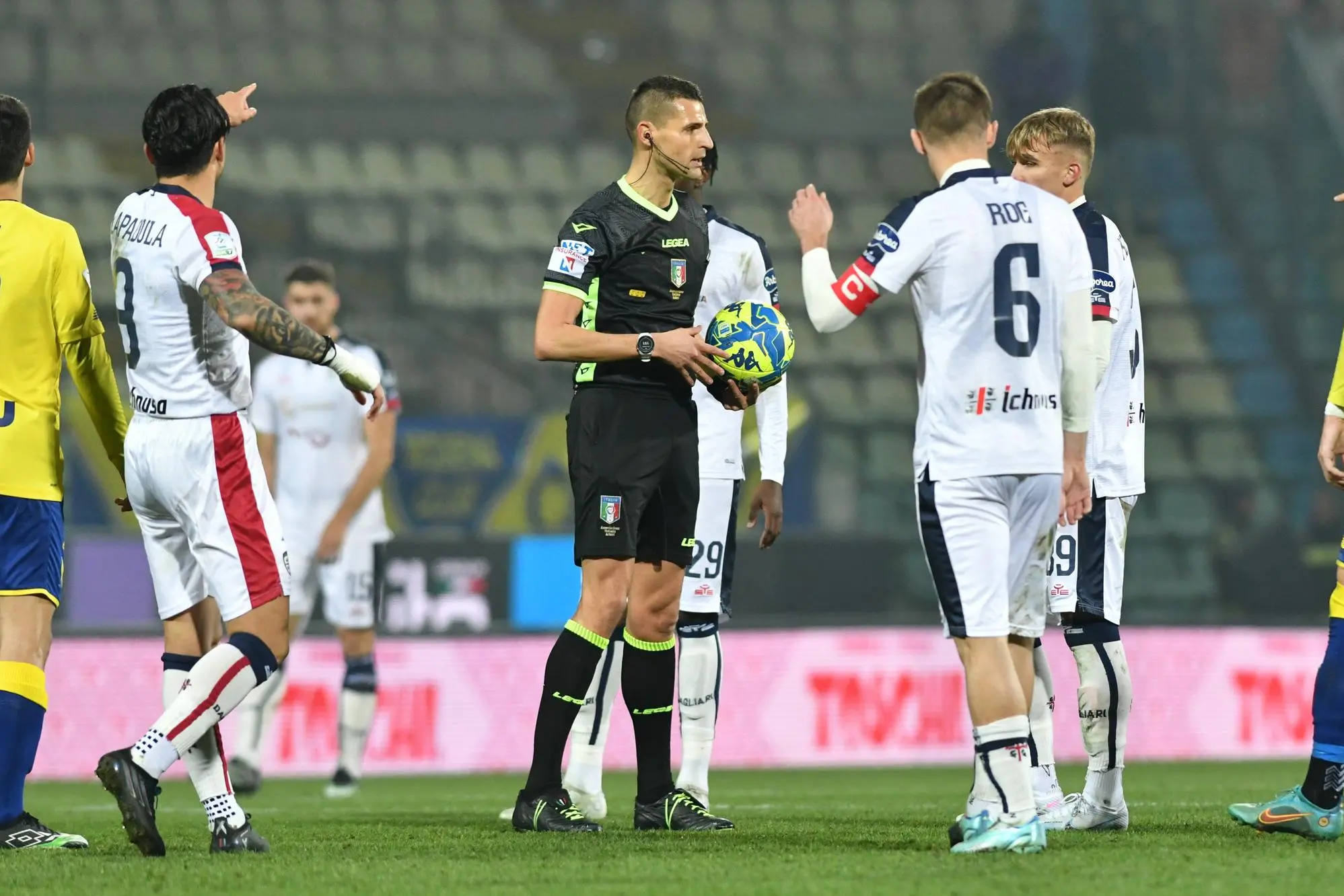 L'arbitro Daniele Perenzoni discute con Marko Rog in Modena-Cagliari di Serie B del 2023 (foto Ansa)