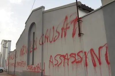 Le scritte sui muri del cimitero di San Pietro a Oristano