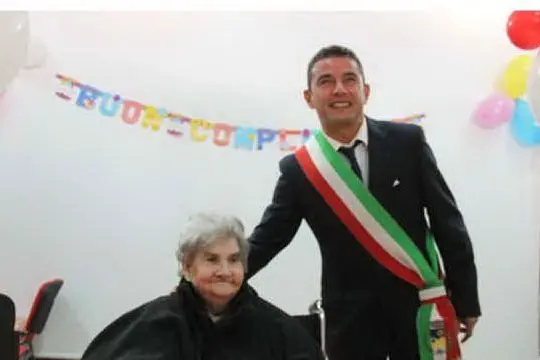 Il sindaco Gigi Puddu con la nonnina centenaria