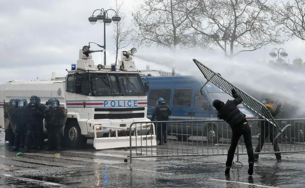 Durante le proteste ci sono stati diversi momenti di tensione e violenza sugli Champs-Elysées