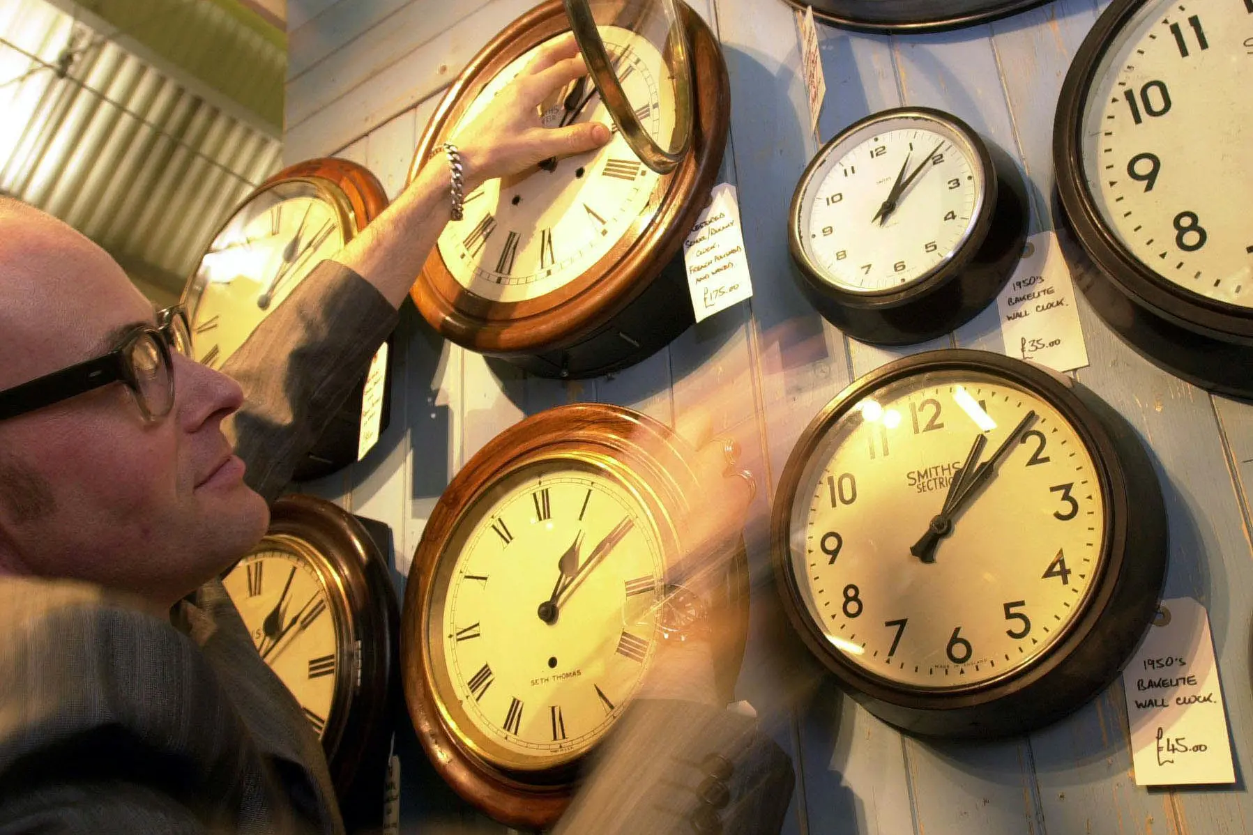 Torna l'ora legale (una foto di archivio di orologi che segnano l'ora)