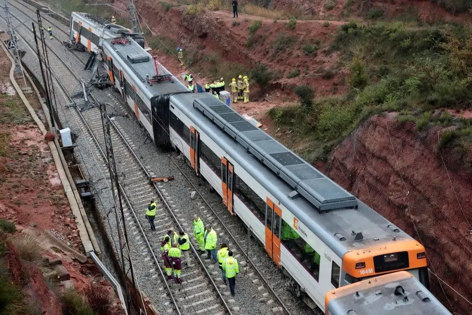 Il treno deragliato (Ansa)