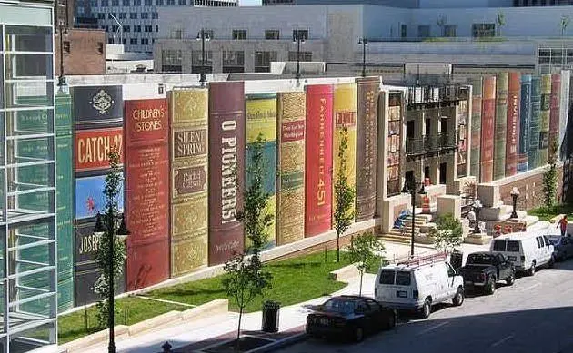 L'originale facciata della Kansas City public library