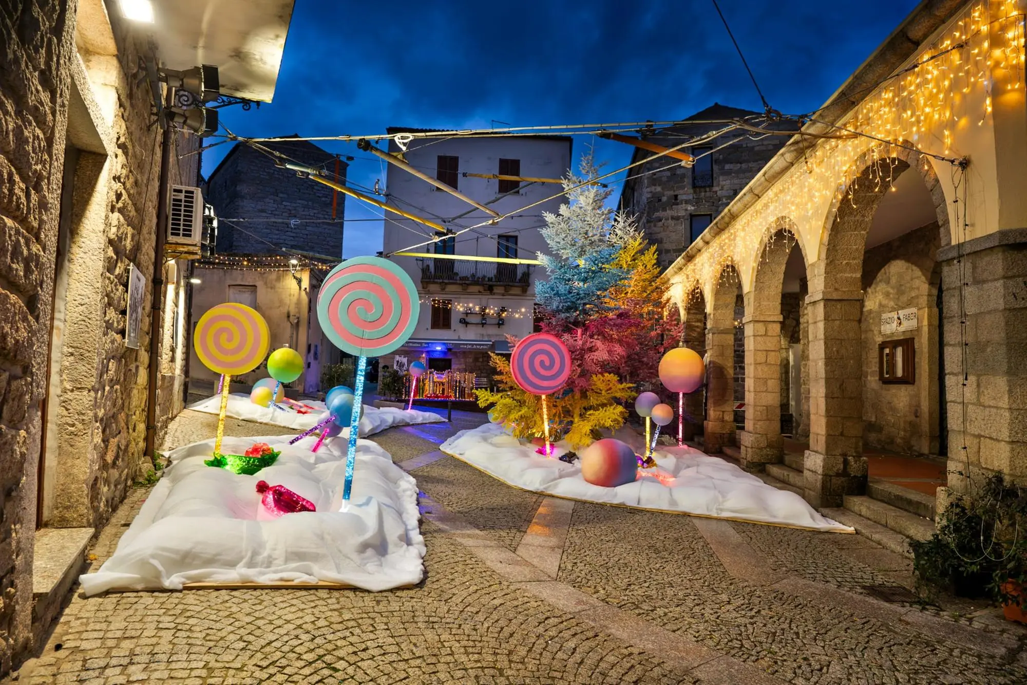 L'installazione &quot;A Candy Carol&quot; in piazza Fabrizio De André a Tempio