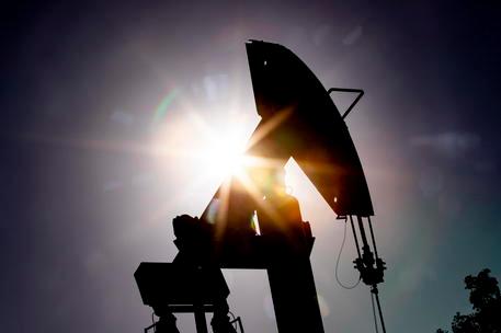 Petrolio, prezzo del greggio ancora in calo: “Usa e Cina d’accordo sul rilascio delle riserve”