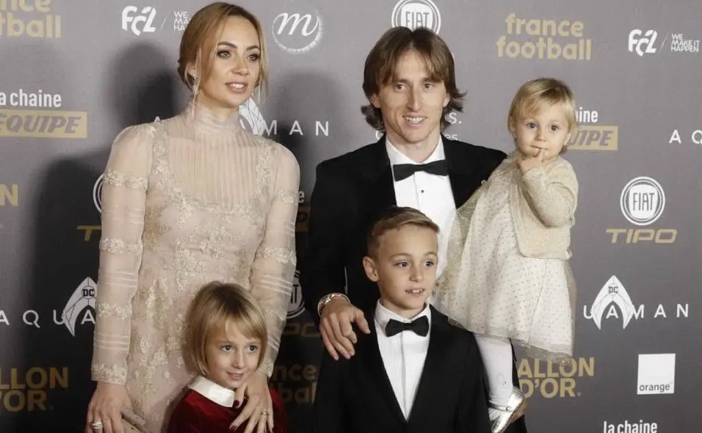Luka Modric con la famiglia alla cerimonia di consegna del premio (Ansa)