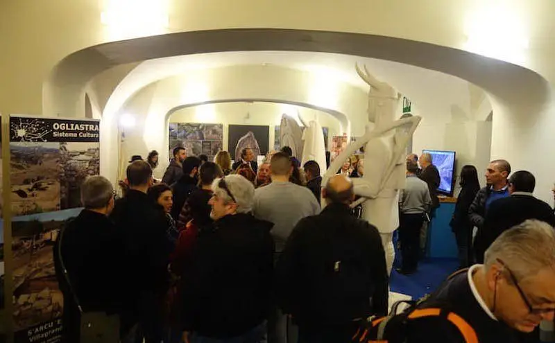Folla nello stand della Sardegna al salone dell'archeologia