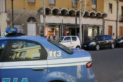 La polizia davanti al negozio in cui è scattata l'aggressione