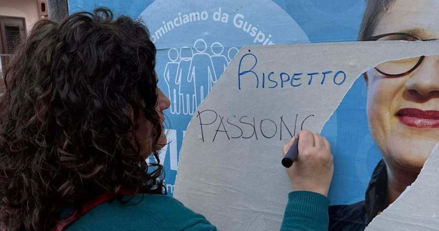 Manifesti elettorali strappati dai vandali