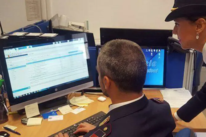 Gli agenti della Polizia Postale sono impegnati nella ricerca di chi ha diffuso, in modo illegale, copie digitali di quotidiani e riviste