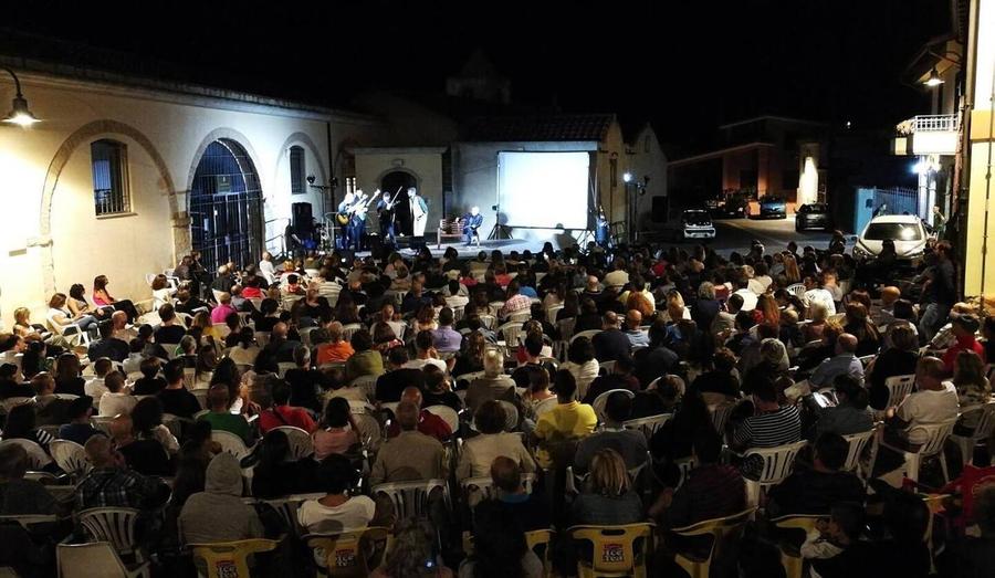 Il festival cambia nome, minoranza all’attacco