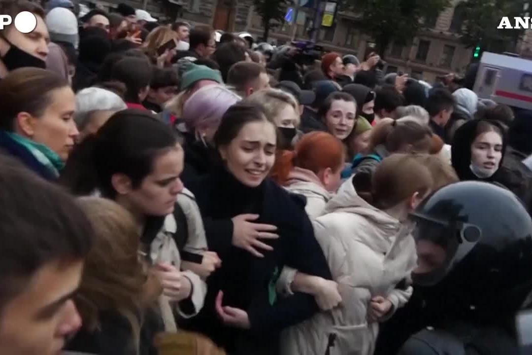 &quot;Lei è arruolato&quot;: la beffa di Navalny al figlio di Peskov