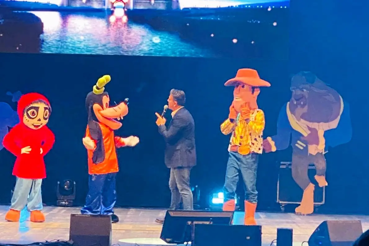 Christian Luisi coi personaggi Disney (foto ufficio stampa)