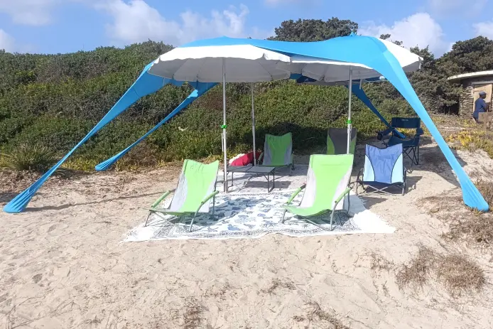 Tende e sdraio nella spiaggia libera il Gabbiano (foto concessa)