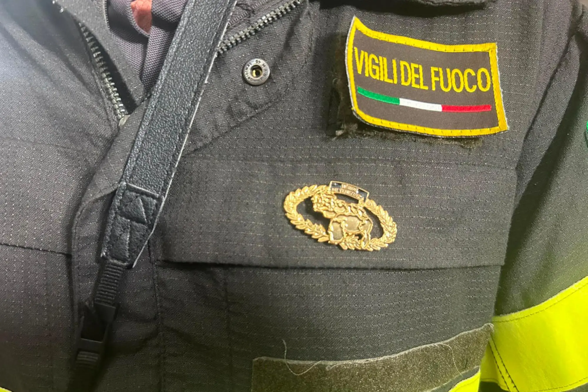 La medaglia di 'eroe del Venezuela' consegnata dal presidente venezuelana Delcy Rodriguez alla missione italiana impegnata nell'assistenza alla popolazione in seguito al doppio sisma, durante una cerimonia all'aeroporto di La Guaira poco prima del rientro in Italia del primo contingente dei vigili del fuoco, della Protezione Civile e dei funzionari della Farnesina, 2 luglio 2026. ANSA/ DOMENICO PALESSE