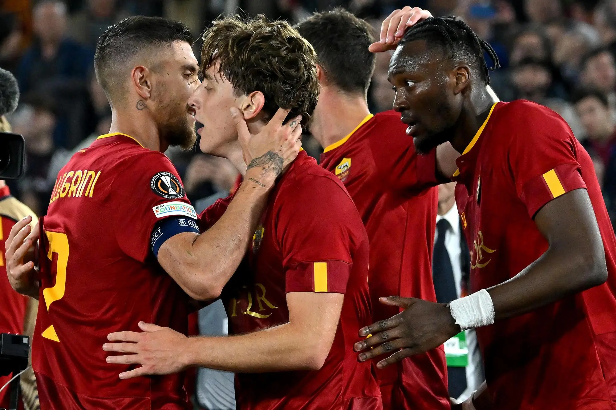 AS Roma's Edoardo Bove (C) celebrates with his teammates after scoring the 1-0 goal during the UEFA Europa League semi-final first leg soccer match between AS Roma and Bayer Leverkusen at Olimpico stadium in Rome, Italy, 11 May 2023. ANSA/ETTORE FERRARI