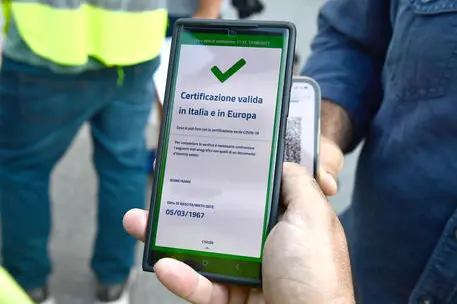 Primi controlli del Green Pass da parte degli steward allo stadio Luigi Ferraris , per la partita ufficiale di Coppa Italia Genoa Perugia . Genova, 13 agosto 2021. ANSA/LUCA ZENNARO
