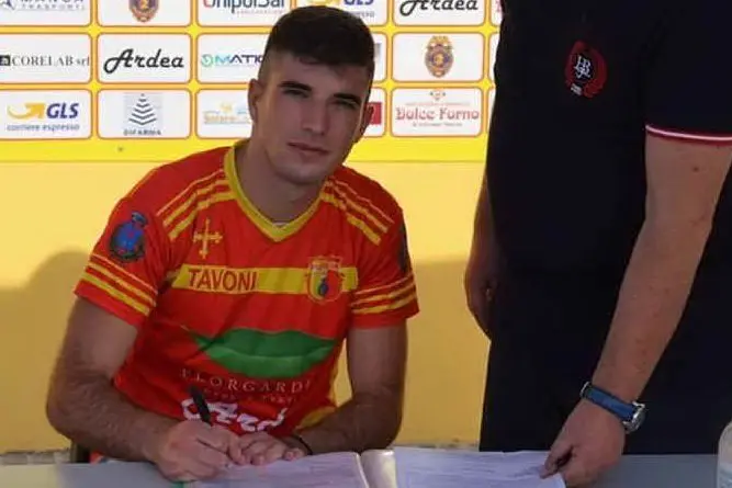 Angelo Brizzi mentre firma per Atletico Uri (L'Unione Sarda - Tellini)