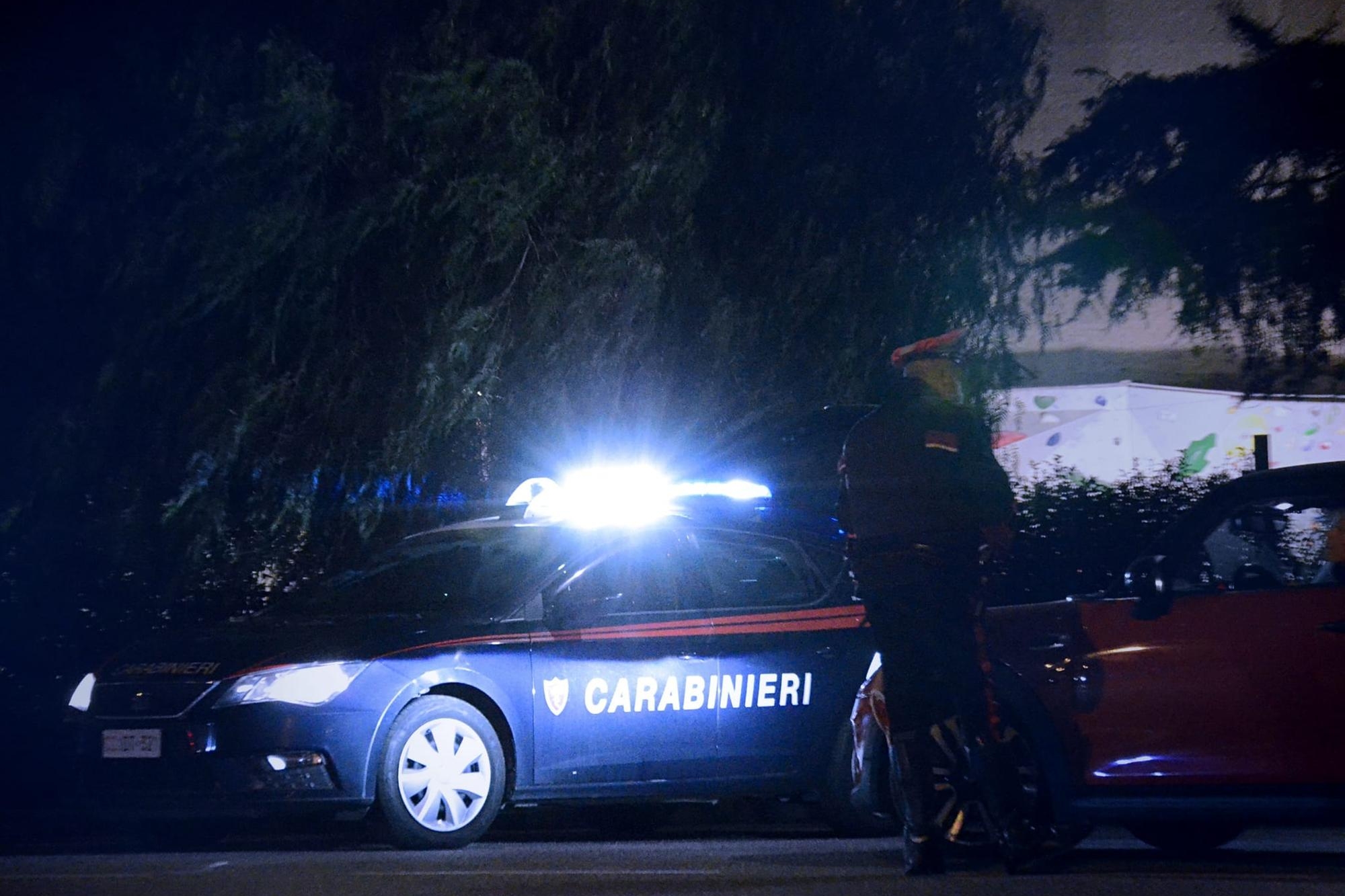 In preda ai fumi dell’alcol, dà fuoco a due auto: 40enne denunciato a Decimomannu (foto carabinieri)