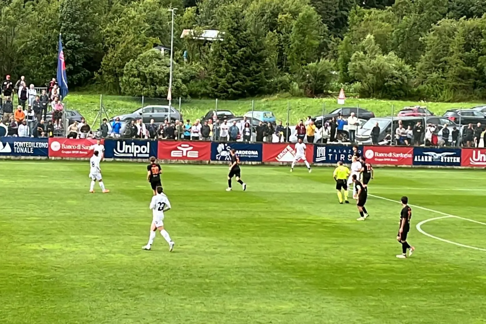 Il Cagliari in campo nell'amichevole contro l'Ospitaletto Franciacorta (foto Alberto Masu)