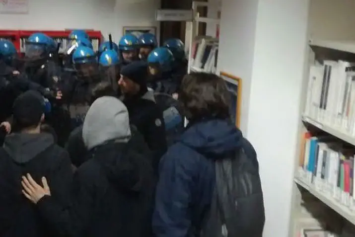 Gli scontri tra poliziotti e studenti nell'ateneo bolognese