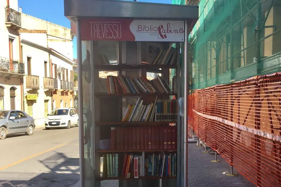 La Bibliocabina presa di mira dai vandali
