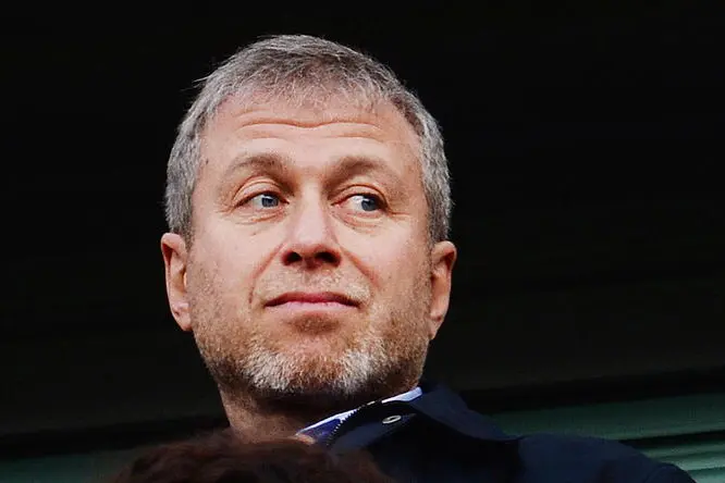 epa09787687 (FILE) - Chelsea owner Roman Abramovich watches the English Premier League soccer match between Chelsea FC and Arsenal FC at Stamford Bridge in London, Britain, 22 March 2014 (reissued 26 February 2022). Roman Abromovich is "giving trustees of Chelsea's charitable Foundation the stewardship and care of Chelsea FC", the owner of English Premier League club Chelsea FC said in a statement published on 26 February 2022. EPA/ANDY RAIN DataCo terms and conditions apply. http://www.epa.eu/files/Terms%20and%20Conditions/DataCo_Terms_and_Conditions.pdf *** Local Caption *** 51294271