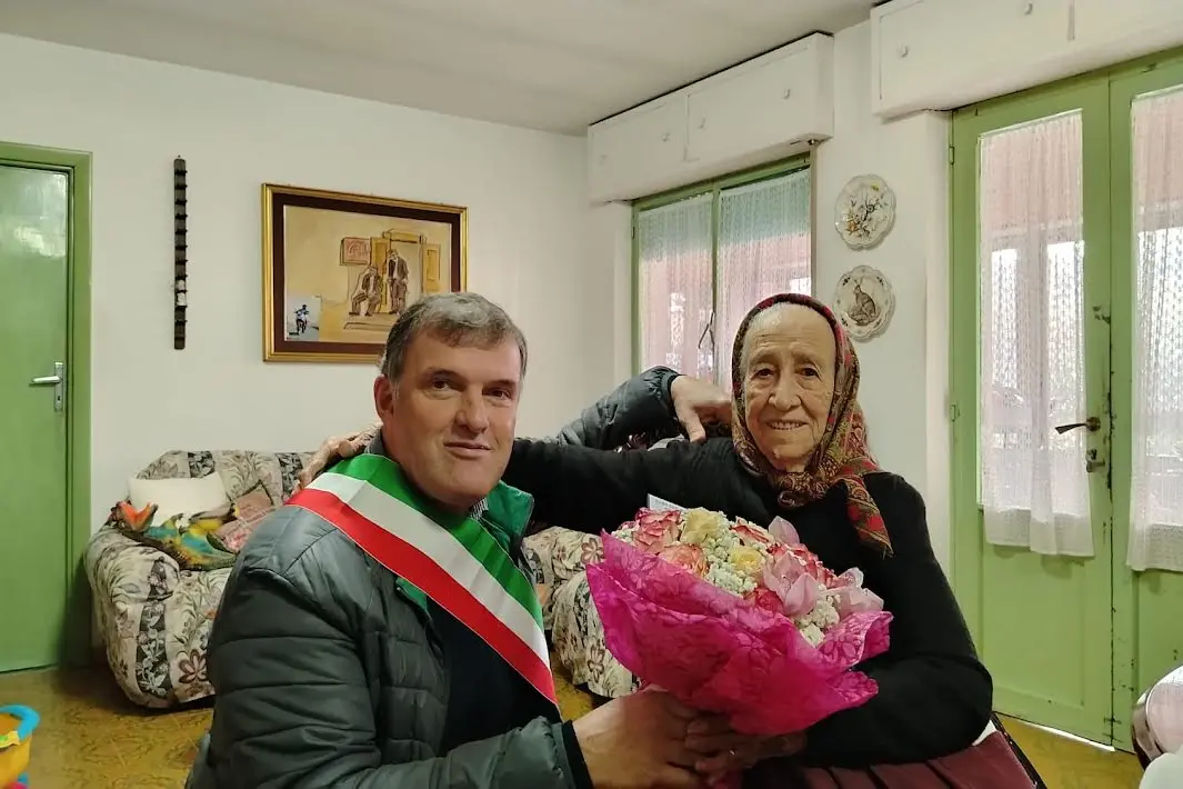 Il sindaco Andea Casu e la centenaria (foto concessa)