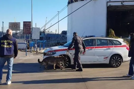 L'automedica fermata al porto (foto via Ansa)
