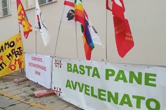 Cagliari, sit in di ambientalisti e pacifisti in Prefettura: “Chiudete la Rwm”