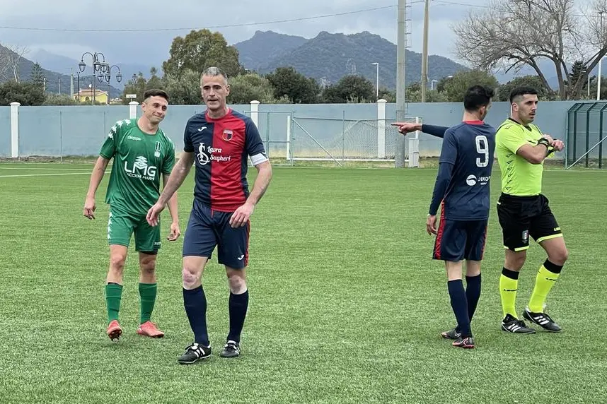 Roberto Mele (al centro), attaccante del Taloro Gavoi che salter&agrave; il Porto Rotondo per squalifica (foto Spignesi)