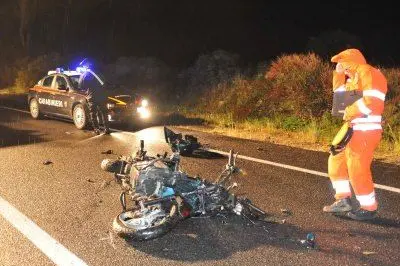 La moto sull'asfalto - foto Cucca