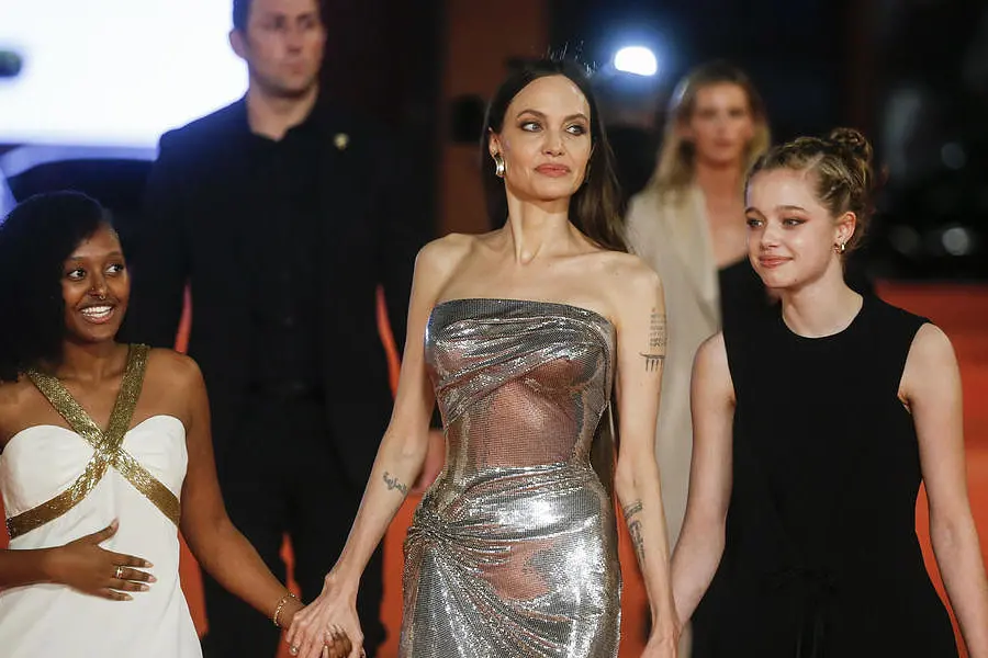 Angelina Jolie tra le figlie Zahara e Shiloh (Ansa)