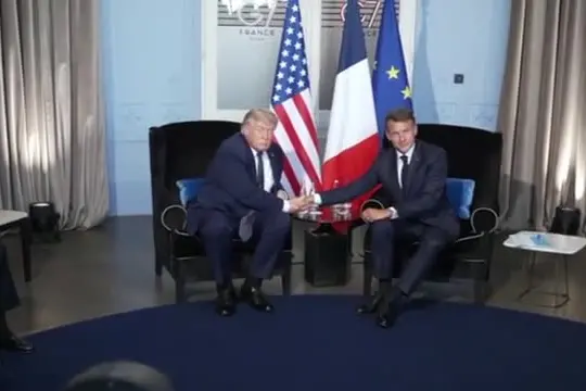 G7 Evian, la stretta di mano Macron-Trump: "A Hormuz niente pedaggi"