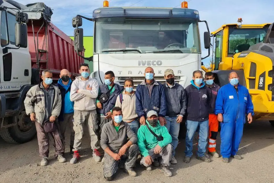 I dipendenti della ditta (foto Pinna)