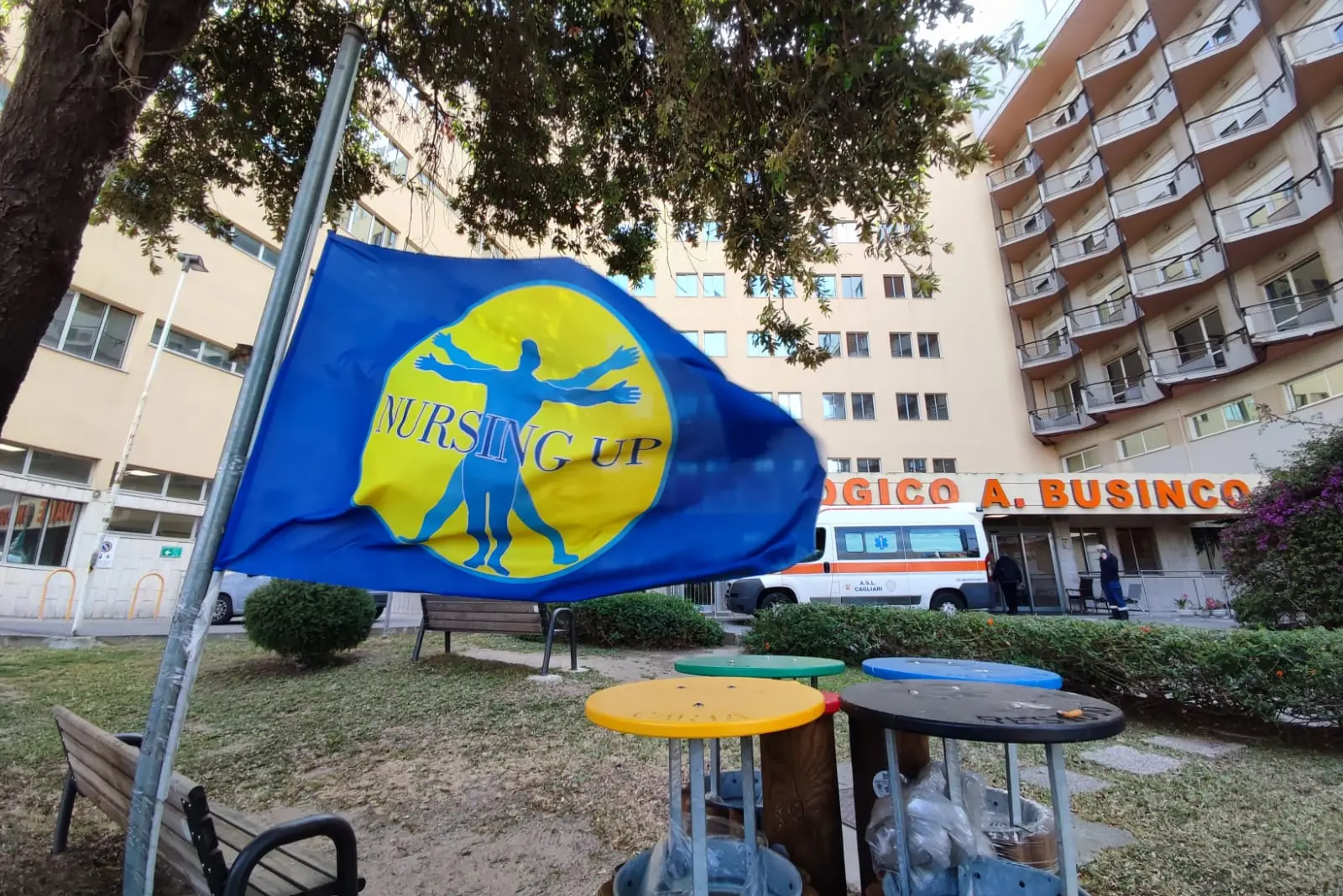 L'ingresso dell'ospedale Businco di Cagliari e la bandiera del sindacato Nursing Up