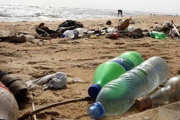 Nel Mediterraneo 33mila bottigliette di plastica al minuto
